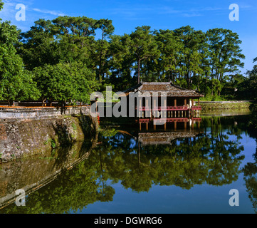 Xung Khiem Padiglione sul Luu Khiem Lago, tomba di Imperatore Tu Doc, Tonalità Provinz Thua Thien-Hue, Vietnam Foto Stock