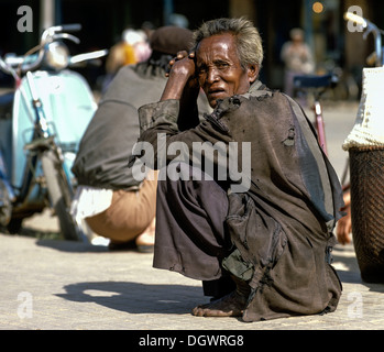 Gli uomini del popolo di Cham o persone Tscham squatting ont egli massa, da Lat, Provinz Lam Dong, Vietnam Foto Stock