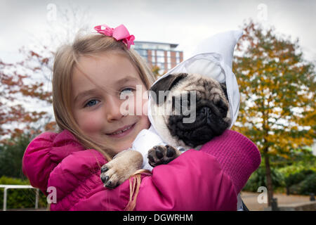 Manchester, Regno Unito 26 ottobre, 2013. Libby McCoy, 7 anni da Chorley, con il suo pug in costume, presso le banchine, Trafford Park, Manchester Open Weekend. Foto Stock