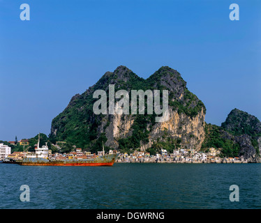 Rocce calcaree nella Baia di Ha Long, Vinh Ha Long, Sito Patrimonio Mondiale dell'UNESCO, Golf von Tonkin, Halong, Nordvietnam, Vietnam Foto Stock