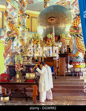 Occhio divino in Cao Dai Temple, durante una Santa Messa con adoratori, Caodaiism, Tay Ninh, Südvietnam, Vietnam Foto Stock