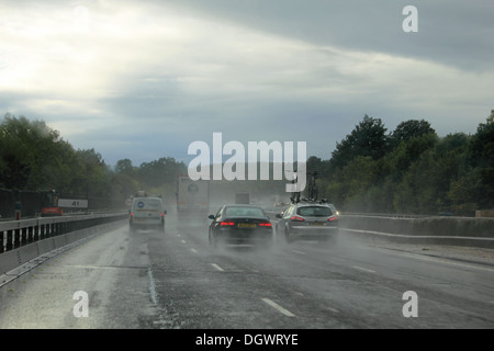 Heavy Rain cause difficili condizioni di guida sulla M25 Autostrada del Surrey in Inghilterra England Regno Unito. Foto Stock