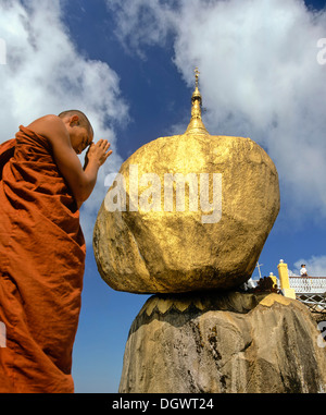 Monaco buddista di pregare davanti al Golden Rock o Kyaiktiyo Pagoda, Kyaikto, Mon-Staat, MYANMAR Birmania Foto Stock