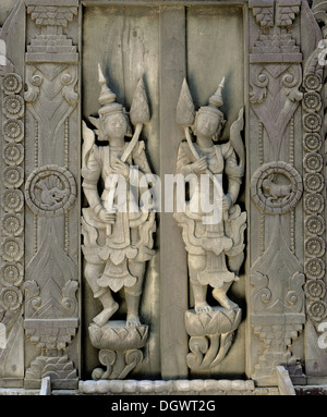 Figure scolpite su di un legno teak porta, Shwe In Bin Kyaung Monastero, Mandalay Mandalay Division, MYANMAR Birmania Foto Stock