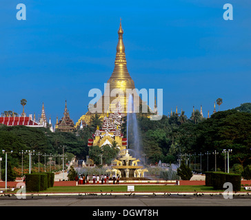 Shwedagon pagoda, vista ovest con una fontana, Rangun, Regione di Yangon, MYANMAR Birmania Foto Stock