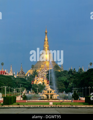 Shwedagon pagoda, vista ovest con una fontana, Rangun, Regione di Yangon, MYANMAR Birmania Foto Stock