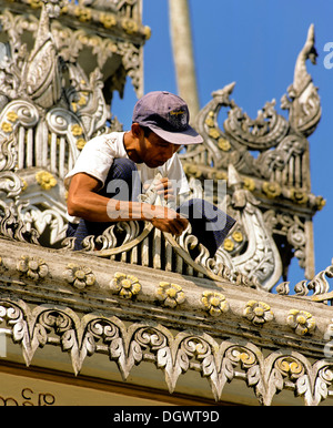 Shwedagon pagoda, lavoratore il ripristino di ornamenti di legno, Rangun, Regione di Yangon, MYANMAR Birmania Foto Stock