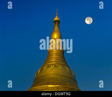 Shwedagon pagoda, stupa dorato con la luna piena, Rangun, Regione di Yangon, MYANMAR Birmania Foto Stock