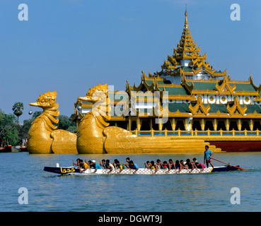 Dragon Boat sul lago Kandawgyi nella parte anteriore della nave Karaweik ristorante, Rangun, Regione di Yangon, MYANMAR Birmania Foto Stock