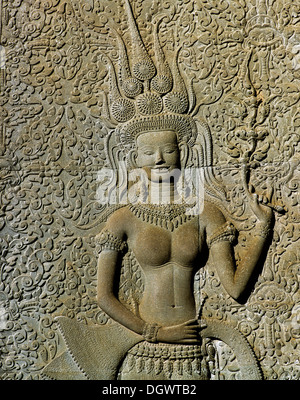 Sorridente ballerino di danza Apsara, arenaria di sfiato nel tempio di Angkor Wat, dichiarato patrimonio culturale mondiale dall'UNESCO, Siem Reap Foto Stock