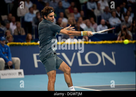 Basel, Svizzera. 26 ott 2013. Roger Federer (SUI) colpisce la palla con un potente diretti durante una partita di semi finali degli svizzeri interni a St. Jakobshalle di sabato. Foto: Miroslav Dakov/ Alamy Live News Foto Stock