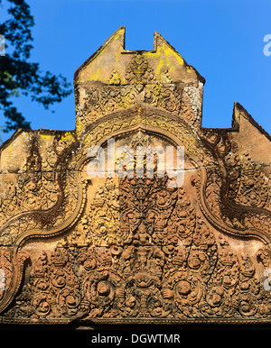 Il bassorilievo sulla porta est, Banteay Srei, Tempio di Angkor, Siem Reap, Siem Reap Provincia, Cambogia Foto Stock