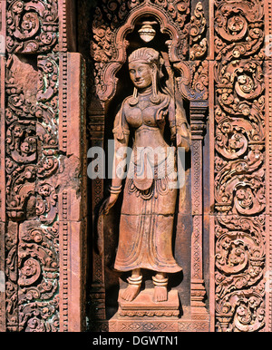 Devata statua fatta di pietra arenaria rossa, Banteay Srei, Tempio di Angkor, Siem Reap, Siem Reap Provincia, Cambogia Foto Stock