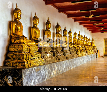 Di Viharn Phra Ubosot, statue di Buddha, Wat Pho tempio di Bangkok, Tailandia Centrale, Thailandia Foto Stock