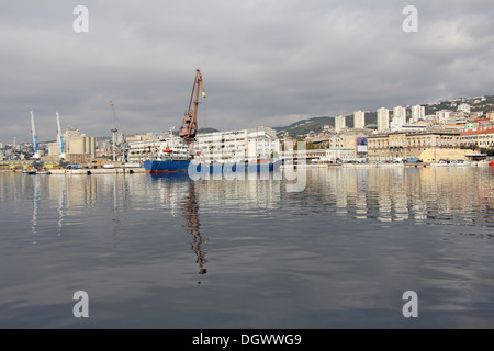 Blu di scarico la nave nel porto di Rijeka CROAZIA Foto Stock
