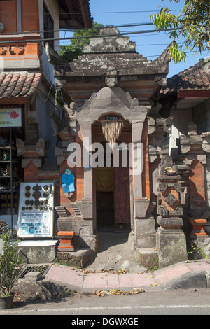 Ingresso di casa decorazione gate Bali Indonesia porta immettere get in Ubud scultura religiosa religione arte artista artistico curvato Foto Stock