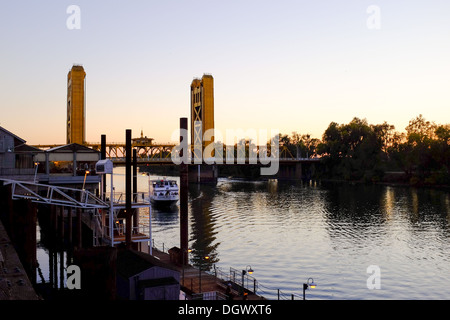 Il Campidoglio Hornblower proveniente in dock presso la Old Sacramento fronte fiume lungo il fiume Sacramento in California Foto Stock