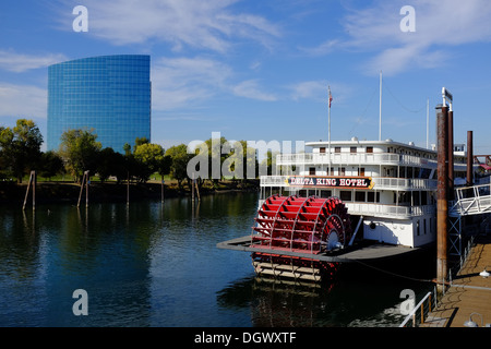 Il fronte fiume di Old Sacramento State Historic Park con il Delta King Hotel a Old Sacramento, California Foto Stock