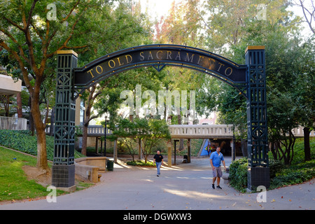 Un arco mostra la via per la Old Sacramento State Historic Park attraverso un tunnel sotto la Interstate 5 in California Foto Stock