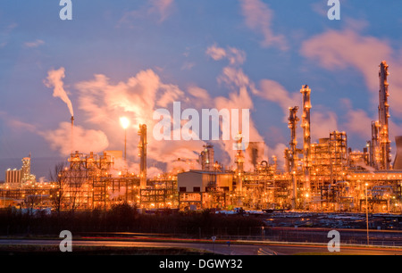 Grangemouth raffineria di petrolio a notte. Lothian, Scozia Foto Stock