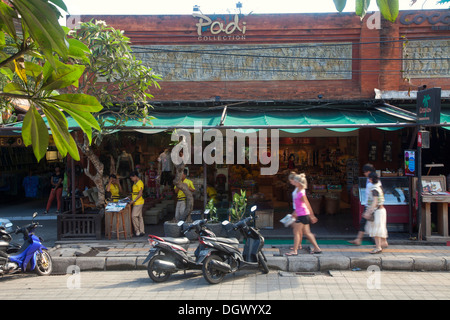 Negozio di regali arte Ubud Bali Indonesia asia attirano turisti souvenir di attrazione presenta comprare vendere sul mercato locale bike marciapiede Foto Stock