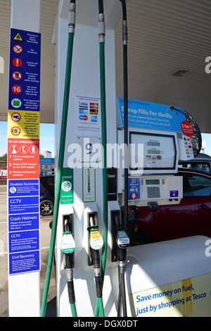 Le pompe di benzina a Tesco stazione di benzina, Wroxham, Norfolk Broads, Norfolk, Inghilterra, Regno Unito Foto Stock