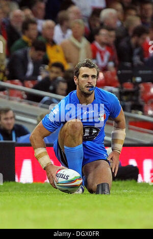 Cardiff, Galles. 26 ott 2013. Josh Mantellato (Italia &AMP; Newcastle Knights) passi fino a prendere la conversione durante la Coppa del Mondo di Rugby gioco tra Galles e Italia dal Millennium Stadium. Credito: Azione Sport Plus/Alamy Live News Foto Stock