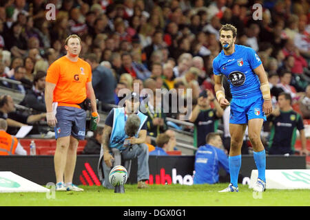 Cardiff, Galles. 26 ott 2013. Josh Mantellato (Italia &AMP; Newcastle Knights) passi fino a prendere la conversione durante la Coppa del Mondo di Rugby gioco tra Galles e Italia dal Millennium Stadium. Credito: Azione Sport Plus/Alamy Live News Foto Stock