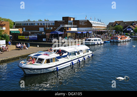 Battello da crociera sul fiume Bure, Wroxham, Norfolk Broads, Norfolk, Inghilterra, Regno Unito Foto Stock