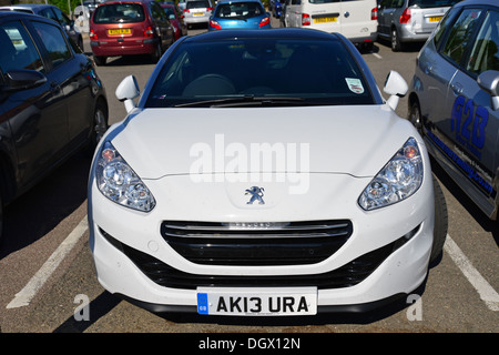 White Peugeot RCZ compatto sport auto nel parcheggio auto spazio, Penzance, Cornwall, England, Regno Unito Foto Stock