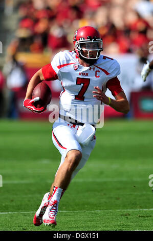 Los Angeles, CA, Stati Uniti d'America. 26 ott 2013. Utah Utes quarterback Travis Wilson #7 viene eseguito nel primo trimestre in azione durante il NCAA Football gioco tra la USC Trojans e lo Utah Utes presso il Colosseo a Los Angeles, California.Louis Lopez/CSM/Alamy Live News Foto Stock