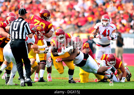 Los Angeles, CA, Stati Uniti d'America. 26 ott 2013. USC Trojans running back Tre Madden #23 scorre nel secondo trimestre in azione durante il NCAA Football gioco tra la USC Trojans e lo Utah Utes presso il Colosseo a Los Angeles, California.Louis Lopez/CSM/Alamy Live News Foto Stock