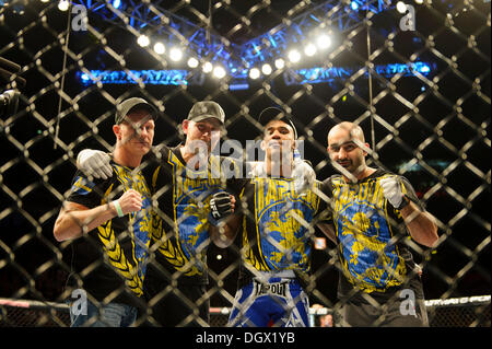 Manchester, Regno Unito. 26 ott 2013. Nicholas Musoke (SWE) celebra la battitura Alessio Sakara (ITA) dalla presentazione del primo round durante la carta principale Middleweight Bout a UFC Fight Night: Machida vs. Munoz in telefoni 4u Arena. © Azione Sport Plus/Alamy Live News Foto Stock