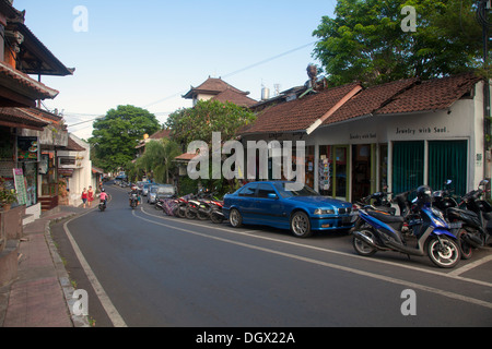 Scene di strada ubud Bali Indonesia quartiere jalan vivere la vita negozi case urbane di piccole città attrazione cittadina daily center Asia Foto Stock