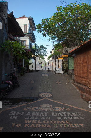 Scene di strada ubud Bali Indonesia quartiere jalan vivere la vita negozi case urbane di piccole città attrazione cittadina daily center Asia Foto Stock