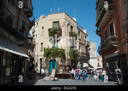 La zona pedonale di Corso Umberto, Taormina, Sicilia, Italia, Europa Foto Stock