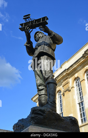 Charles Stuart rotoli statua che si trova nella parte anteriore del Shire Hall, Agincourt Square, Monmouth, Monmouthshire, Wales, Regno Unito Foto Stock