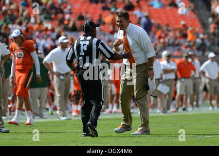 Miami, FL, Stati Uniti d'America. 26 ott 2013. Capo allenatore al Golden di Miami sostiene con il campo giudice Tyrone Anderson durante il NCAA Football gioco tra gli uragani di Miami e Wake Forest Demon diaconi in giardini di Miami, Florida. Gli uragani sconfitto il demone diaconi 24-21. © Cal Sport Media/Alamy Live News Foto Stock