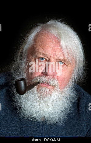 Senior, fumatore con barba bianca e il tubo Foto Stock