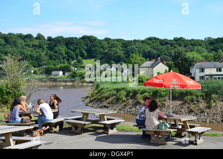 Fiume Usk dalla birreria all'aperto Hanbury Arms, Caerleon, City of Newport (Casnewydd), Galles (Cymru), Regno Unito Foto Stock