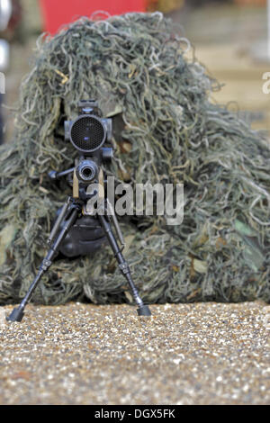 Londra, Regno Unito. 26 ott 2013. Rifleman Mitchell, un cecchino dalla luce di fucili reggimento di fanteria che indossa una mimetica ghillie suit a riserve di evento di reclutamento sulla sfilata delle Guardie a Cavallo. © Michael Preston/Alamy Live News Foto Stock