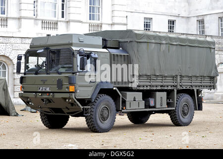 Londra, Regno Unito. 26 ott 2013. Esercito britannico uomo HX60, a 6 tonnellata, 4X4, per impieghi pesanti tactical/utility truck configurato per trasportare il personale. Il veicolo è realizzato da per l'esercito dalla Rheinmetall MAN veicoli militari. © Michael Preston/Alamy Live News Foto Stock