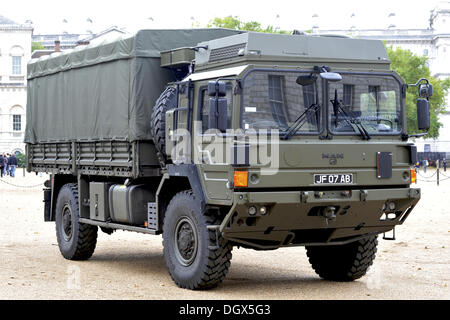 Londra, Regno Unito. 26 ott 2013. Esercito britannico uomo HX60, a 6 tonnellata, 4X4, per impieghi pesanti tactical/utility truck configurato per trasportare il personale. Il veicolo è realizzato da per l'esercito dalla Rheinmetall MAN veicoli militari. © Michael Preston/Alamy Live News Foto Stock