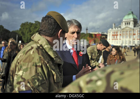 Londra, Regno Unito. 26 ott 2013. Philip Hammond MP, Segretario di Stato per la difesa, a riserve di evento di reclutamento in sfilata delle Guardie a Cavallo. © Michael Preston/Alamy Live News Foto Stock