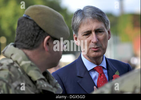 Londra, Regno Unito. 26 ott 2013. Philip Hammond MP, Segretario di Stato per la difesa, a riserve di evento di reclutamento in sfilata delle Guardie a Cavallo. © Michael Preston/Alamy Live News Foto Stock