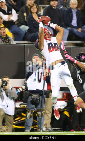 Boulder, CO, Stati Uniti d'America. 26 ott 2013. Ottobre 26, 2013: Arizona David Richards insidie un pass nel primo semestre contro il Colorado a Boulder. © csm/Alamy Live News Foto Stock
