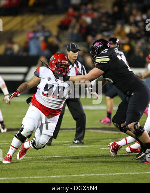 Boulder, CO, Stati Uniti d'America. 26 ott 2013. Ottobre 26, 2013: Colorado di Jack blocchi Harris Arizona defensive lineman Tevin cofano. Arizona è andato a vincere 44-20 a Boulder. © csm/Alamy Live News Foto Stock