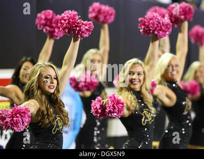 Boulder, CO, Stati Uniti d'America. 26 ott 2013. Ottobre 26, 2013: Colorado cheerleaders eseguire una routine di danza durante la partita di calcio contro Arizona. Arizona è andato a vincere 44-20 a Boulder. © csm/Alamy Live News Foto Stock