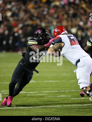Boulder, CO, Stati Uniti d'America. 26 ott 2013. Ottobre 26, 2013: del Colorado Uzo-Diribe Chidera battaglie Arizona lineman Mickey Baucus. Arizona è andato a vincere 44-20 a Boulder. © csm/Alamy Live News Foto Stock