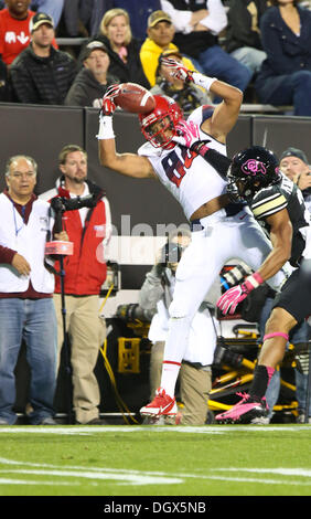 Boulder, CO, Stati Uniti d'America. 26 ott 2013. Ottobre 26, 2013: Arizona David Richards insidie un pass nel primo semestre contro il Colorado a Boulder. © csm/Alamy Live News Foto Stock
